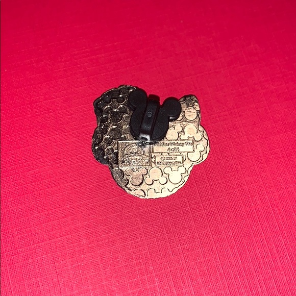 Disney Duffy’s Hats Pin - Picture 2 of 2